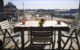 T2 balcon vue sur mer actuellement gênée par un échafaudage parking et entrée sécurisés tout à pied