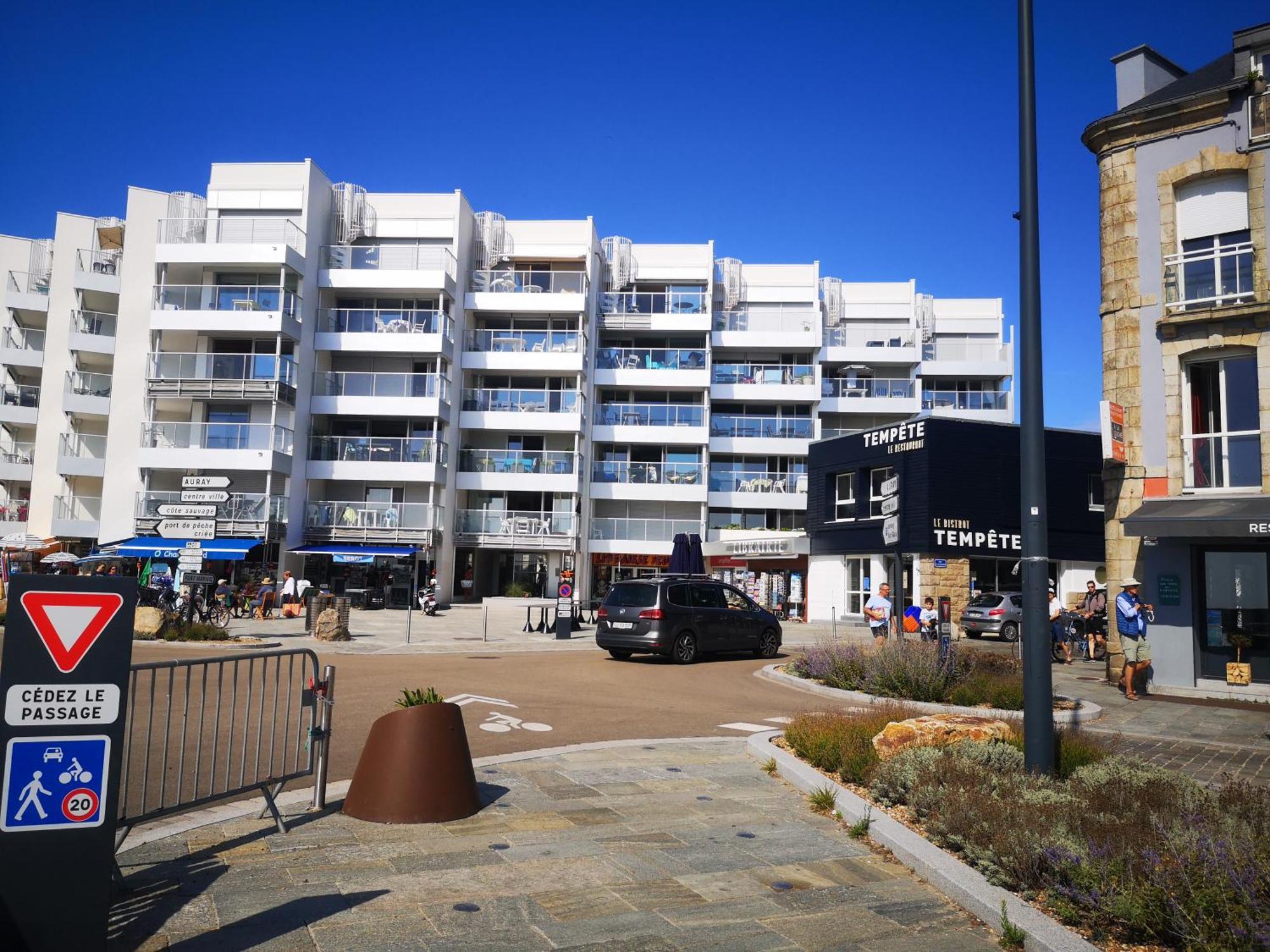 T2 balcon vue sur mer actuellement gênée par un échafaudage parking et entrée sécurisés tout à pied Quiberon Extérieur photo