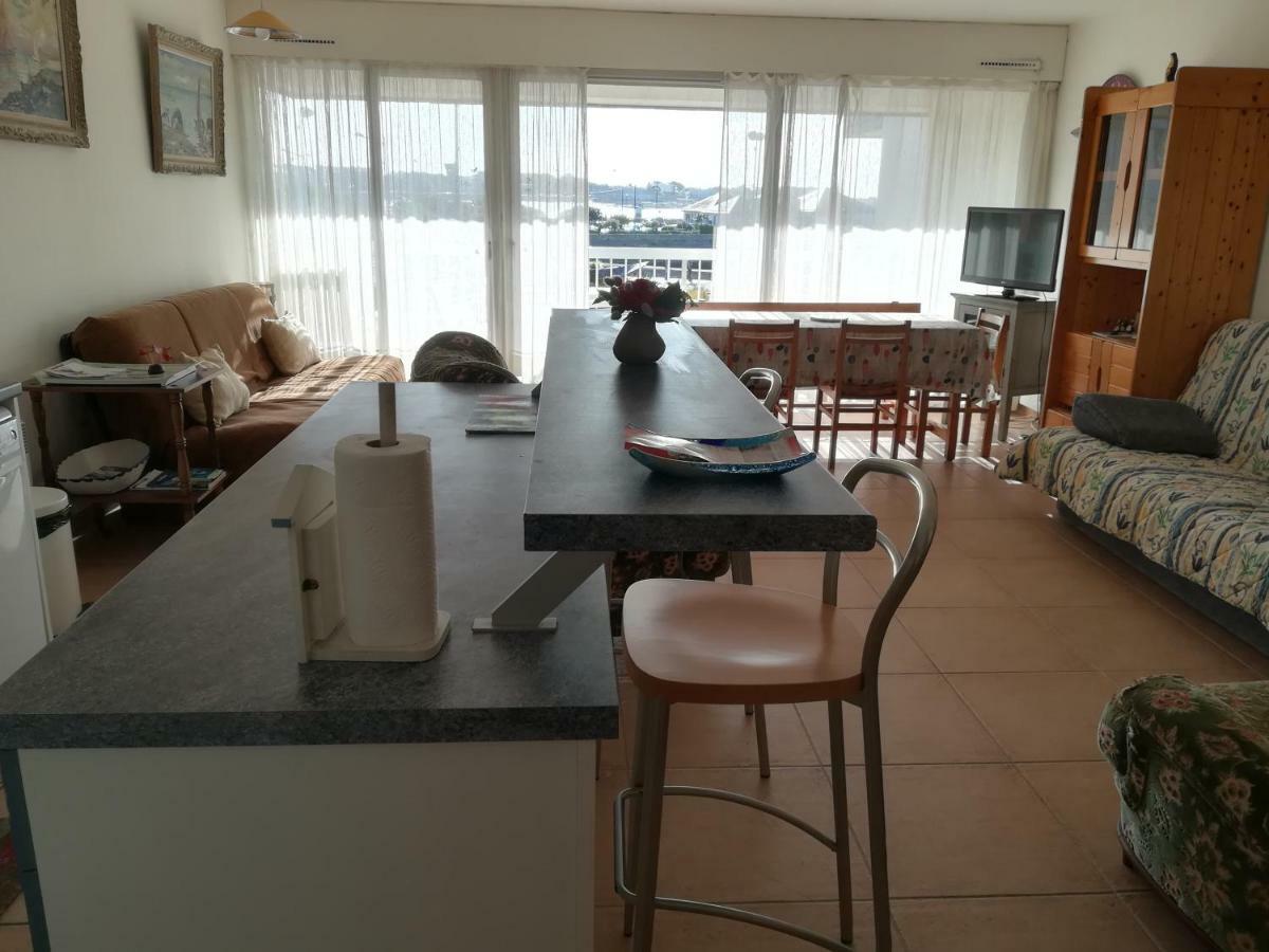 T2 balcon vue sur mer actuellement gênée par un échafaudage parking et entrée sécurisés tout à pied Quiberon Extérieur photo